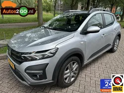 Grijs, metallic lak Gebruikt 2022 Dacia Sandero Expression Hatchback | € 15.400 (Eerlijke prijs)