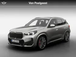 Saphirschwarz metallic (zwart metallic) Nieuw 2025 BMW X1 M Sport SUV | € 79.267 (Iets duurder)