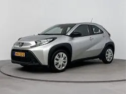 Grijs metallic Gebruikt 2023 Toyota Aygo Play Hatchback | € 17.745 (Eerlijke prijs)