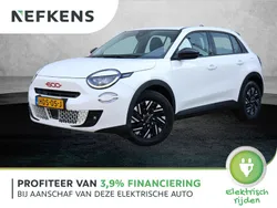 Wit Nieuw 2025 Fiat 600E Red SUV | € 27.780