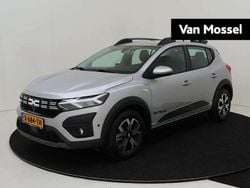 Grijs Gebruikt 2024 Dacia Sandero Essentiel Hatchback | € 17.930 (Eerlijke prijs)