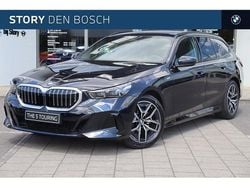 Zwart Nieuw 2025 BMW 520 Comfort Edition Stationwagen | € 84.056 (Goede deal)