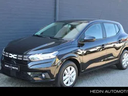 Zwart Gebruikt 2023 Dacia Sandero Expression Hatchback | € 16.250 (Eerlijke prijs)