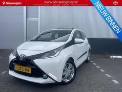 Wit Gebruikt 2015 Toyota Aygo X-wave Hatchback | € 8.750 (Eerlijke prijs)