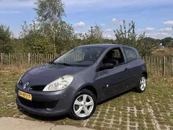 Blauw Gebruikt 2009 Renault Clio II Authentique Hatchback | € 1.850 (Eerlijke prijs)