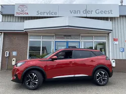 Rood, metallic lak Gebruikt 2021 Peugeot 2008 Allure SUV | € 18.945 (Eerlijke prijs)