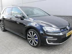 Zwart, metallic lak Gebruikt 2015 VW Golf VII GTE Hatchback | € 14.250 (Eerlijke prijs)