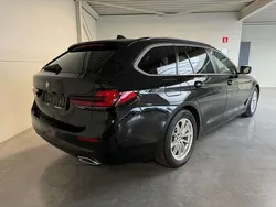 Zwart Gebruikt 2022 BMW 518 Comfort Edition Stationwagen | € 31.490 (Eerlijke prijs)