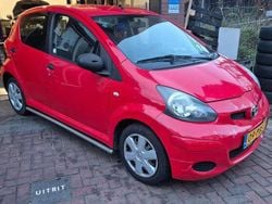 Rood Gebruikt 2011 Toyota Aygo Hatchback | € 1.500 (Super prijs)