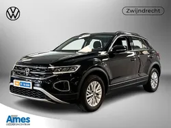 Zwart Gebruikt 2022 VW T-Roc Life SUV | € 28.995 (Eerlijke prijs)