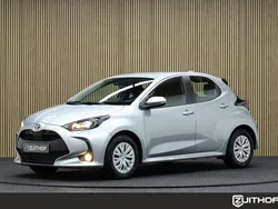 Grijs Gebruikt 2022 Toyota Yaris Hybrid Active Hatchback | € 21.850 (Eerlijke prijs)