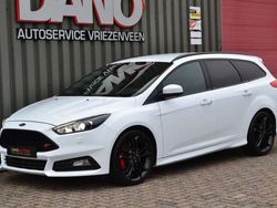 Wit, metallic lak Gebruikt 2017 Ford Focus Performance Edition Stationwagen | € 18.950 (Eerlijke prijs)
