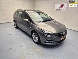 Grijs, metallic lak Gebruikt 2020 Opel Astra Edition Stationwagen | € 11.840 (Goede deal)