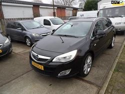 Zwart (metallic) Gebruikt 2012 Opel Astra Sport Stationwagen | € 3.990 (Goede deal)