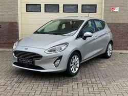 Grijs, metallic lak Gebruikt 2017 Ford Fiesta Titanium Hatchback | € 11.950 (Eerlijke prijs)