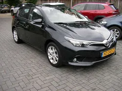 Grijs, metallic lak Gebruikt 2017 Toyota Auris Hatchback | € 13.200 (Goede deal)