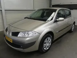 Beige Gebruikt 2006 Renault Mégane II Expression Hatchback | € 1.745 (Eerlijke prijs)