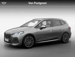 Saphirschwarz metallic (zwart metallic) Nieuw 2025 BMW 220 M Sport Stationwagen | € 62.320 (Duur)