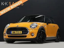 Oranje, metallic lak Gebruikt 2017 Mini Cooper Business Hatchback | € 10.640 (Goede deal)