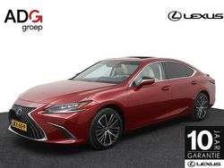 Rood Gebruikt 2024 Lexus ES300H Executive Line Sedan | € 47.950 (Goede deal)