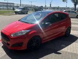 Rood Gebruikt 2016 Ford Fiesta Hatchback | € 10.500 (Duur)