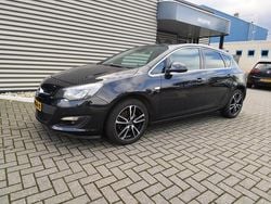 Zwart Gebruikt 2014 Opel Astra Cosmo Hatchback | € 3.750 (Goede deal)