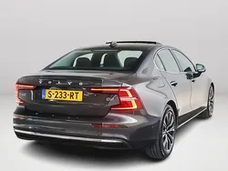 Grijs Gebruikt 2023 Volvo S60 Plus Sedan | € 33.995 (Eerlijke prijs)