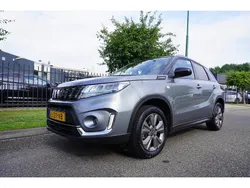 Grijs, metallic lak Gebruikt 2021 Suzuki Vitara SUV | € 18.945 (Eerlijke prijs)