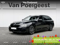 Black sapphire metallic Gebruikt 2022 BMW 530e M Sport Stationwagen | € 47.900 (Goede deal)