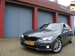 Grijs, metallic lak Gebruikt 2017 BMW 320 Executive Stationwagen | € 18.450 (Eerlijke prijs)