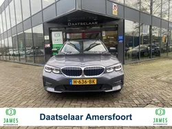 Grijs, metallic lak Gebruikt 2020 BMW 330 Executive Stationwagen | € 33.444 (Eerlijke prijs)