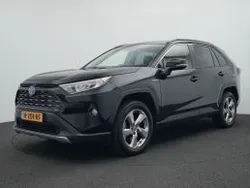 Attitude black metallic (donker zwart metallic) Gebruikt 2020 Toyota RAV4 Style SUV | € 30.945 (Eerlijke prijs)