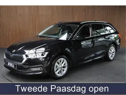 Zwart, metallic lak Gebruikt 2022 Skoda Octavia Stationwagen | € 28.950 (Iets duurder)