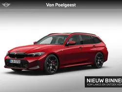 Rood, metallic lak Gebruikt 2025 BMW 330e Comfort Edition Stationwagen | € 60.995 (Iets duurder)