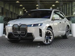 Dune grey Nieuw 2025 BMW iX M Sport SUV | € 106.243 (Super prijs)