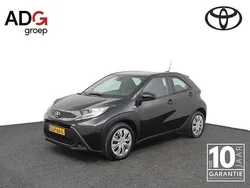 Zwart Gebruikt 2024 Toyota Aygo Play Hatchback | € 17.900 (Eerlijke prijs)