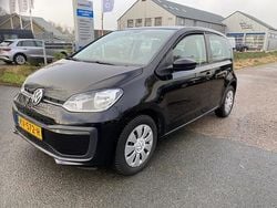 Zwart (metallic) Gebruikt 2016 VW up! move up! Hatchback | € 5.250 (Eerlijke prijs)