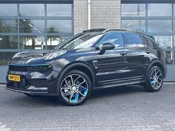 Zwart, metallic lak Gebruikt 2023 Lynk & Co 01 SUV | € 29.850 (Eerlijke prijs)