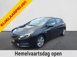 Zwart, metallic lak Gebruikt 2021 Opel Astra Business Hatchback | € 18.888 (Eerlijke prijs)