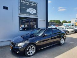 Zwart, metallic lak Gebruikt 2011 BMW 318 M Sport Sedan | € 6.949 (Eerlijke prijs)