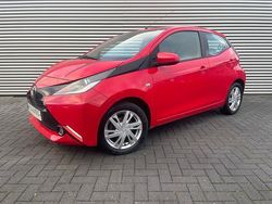 Rood Gebruikt 2015 Toyota Aygo X-play Hatchback | € 6.480 (Eerlijke prijs)