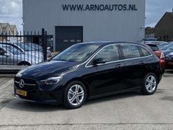 Zwart Gebruikt 2023 Mercedes B180 Luxury MPV | € 35.995 (Eerlijke prijs)