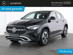 Donker kosmoszwart metaalkleur metallic Gebruikt 2023 Mercedes GLA250 Advanced SUV | € 43.750 (Eerlijke prijs)