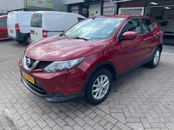 Rood, metallic lak Gebruikt 2015 Nissan Qashqai Visia SUV | € 12.950 (Eerlijke prijs)