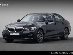 Zwart, metallic lak Gebruikt 2022 BMW 330 Executive Sedan | € 37.880 (Eerlijke prijs)
