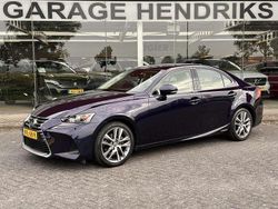 Blauw Gebruikt 2019 Lexus IS300h Luxury Line Sedan | € 27.745 (Eerlijke prijs)