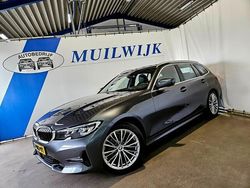 Grijs, metallic lak Gebruikt 2020 BMW 318 Executive Stationwagen | € 27.750 (Iets duurder)