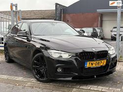 Zwart Gebruikt 2018 BMW 318 Luxury Line Sedan | € 15.950 (Eerlijke prijs)