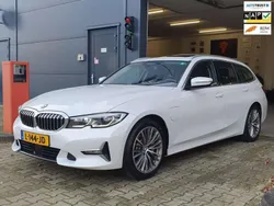 Wit, metallic lak Gebruikt 2020 BMW 330e Executive Stationwagen | € 34.740 (Eerlijke prijs)