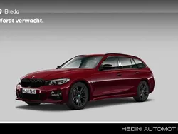 Rood, metallic lak Gebruikt 2022 BMW 330 M Sport Stationwagen | € 38.880 (Eerlijke prijs)